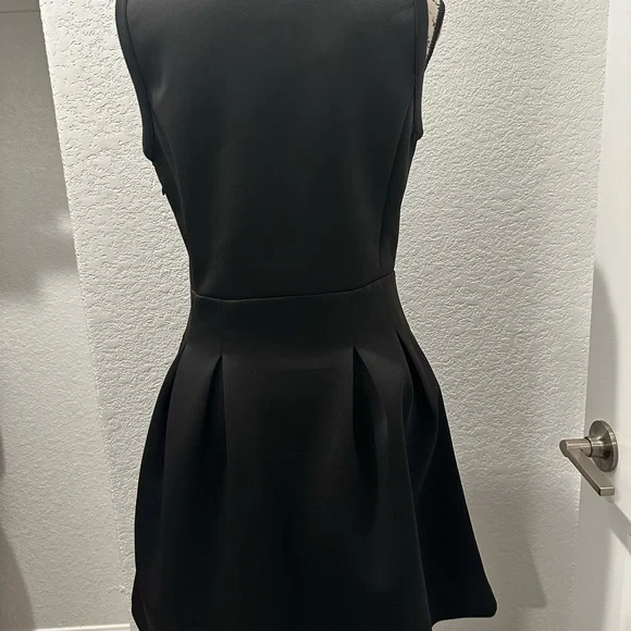 Michael Kors Sleeveless Black Dress NWT! Size medium - Picture 7 of 8